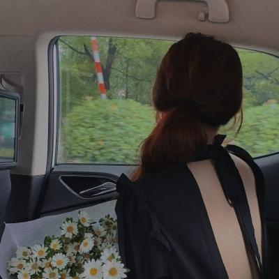 指尖相触，恋恋不舍